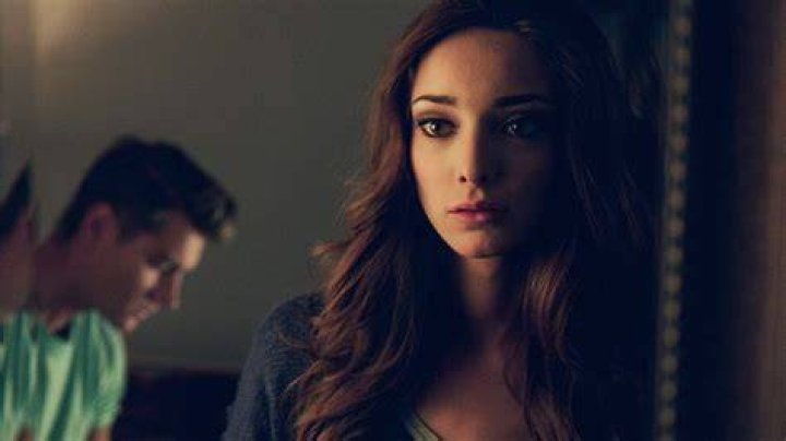 Emma Dumont Body Measurement, Bra Sizes, Height, Weight