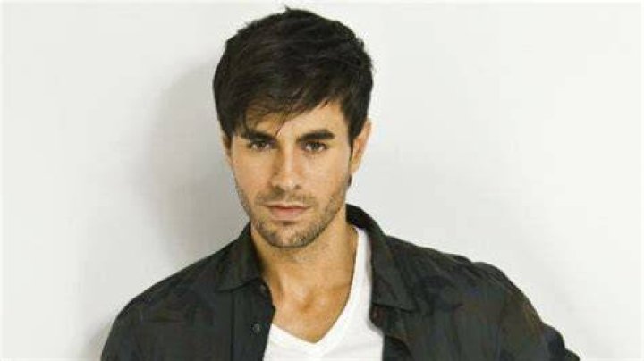 Enrique Iglesias sufre varios cortes en la mano durante un concierto