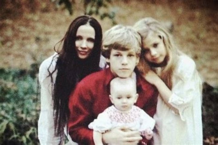 Erin Everly The Story of Axl Rose’s First Wife rocksoffmag