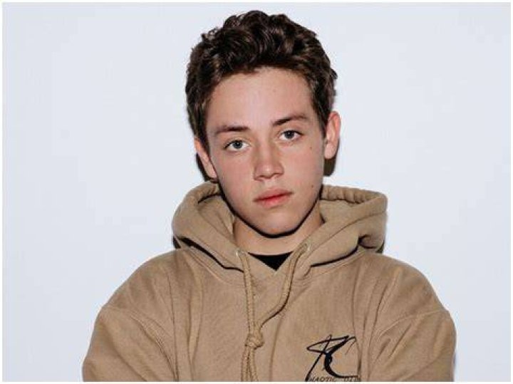 Ethan Cutkosky Age, Net Worth, Height, Affair, Career, and More