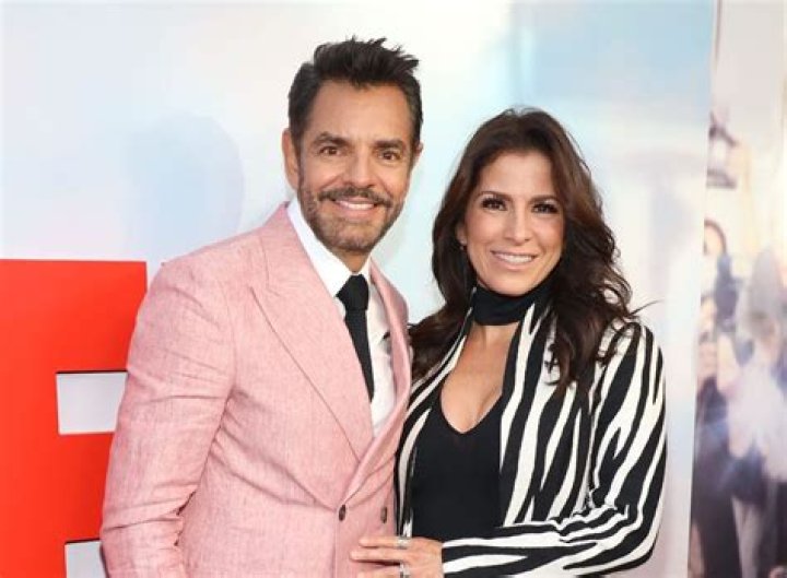 Eugenio Derbez y su esposa se besan en un bello atardecer y enternecen