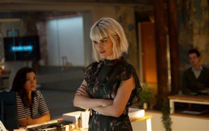Eve Harlow 2024 dating, net worth, tattoos, smoking & body