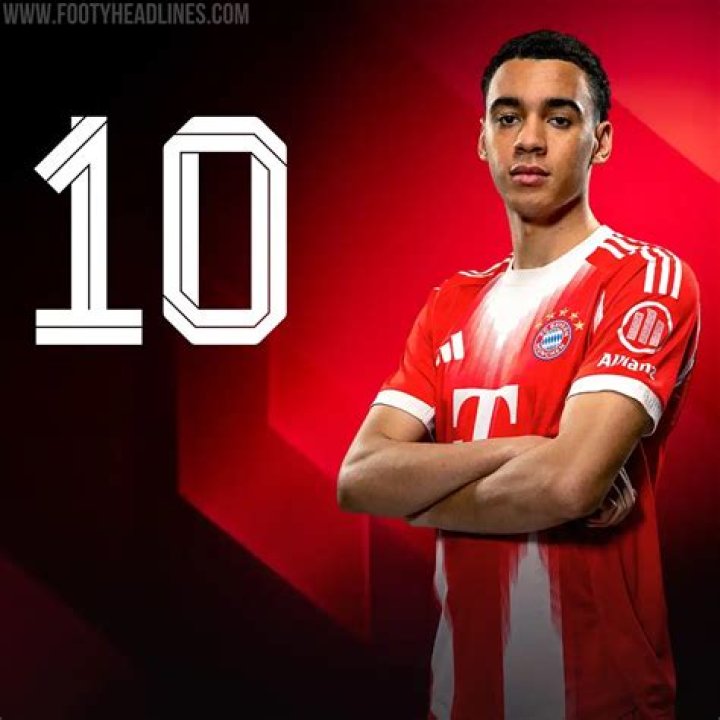 FC Bayern Jamal Musiala wird von Mama Carolin im VW Polo zum Training
