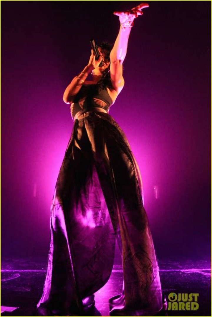 FKA twigs Puts Her Toned Arms On Display at London Concert Photo