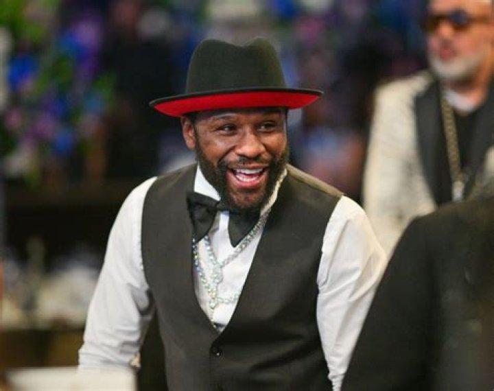 Floyd Mayweather claims to have 51 victories "I beat my wife too"