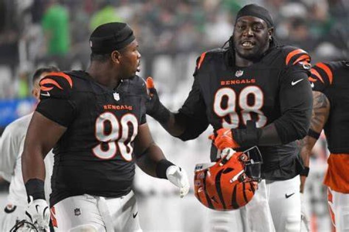 Former Cincinnati defensive end Derek Wolfe retires from NFL