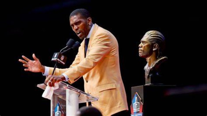 Former Vikings tackle Eric Moss, half brother of Randy Moss, dies