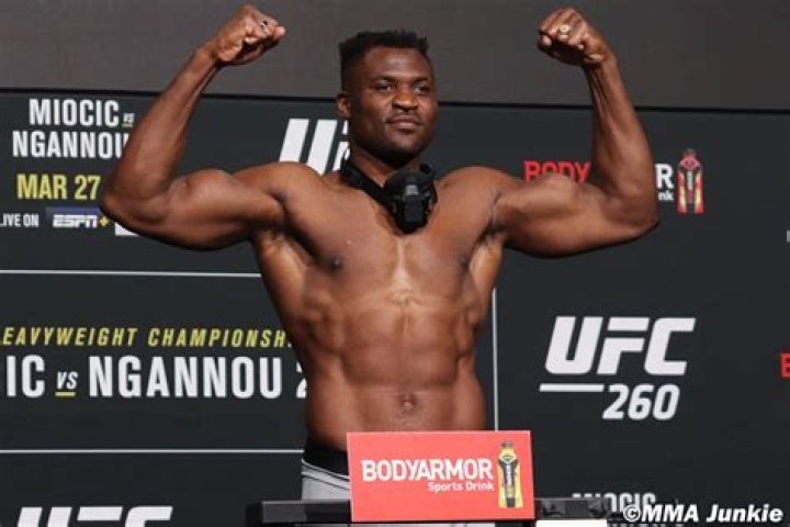 Francis Ngannou se rapproche d'un combat contre Jon Jones pour son