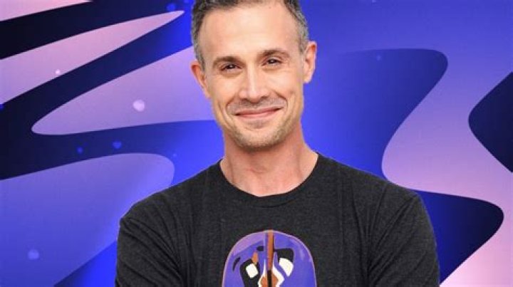 Freddie Prinze Jr. Brims With 'Punky Power' in First 'Punky Brewster