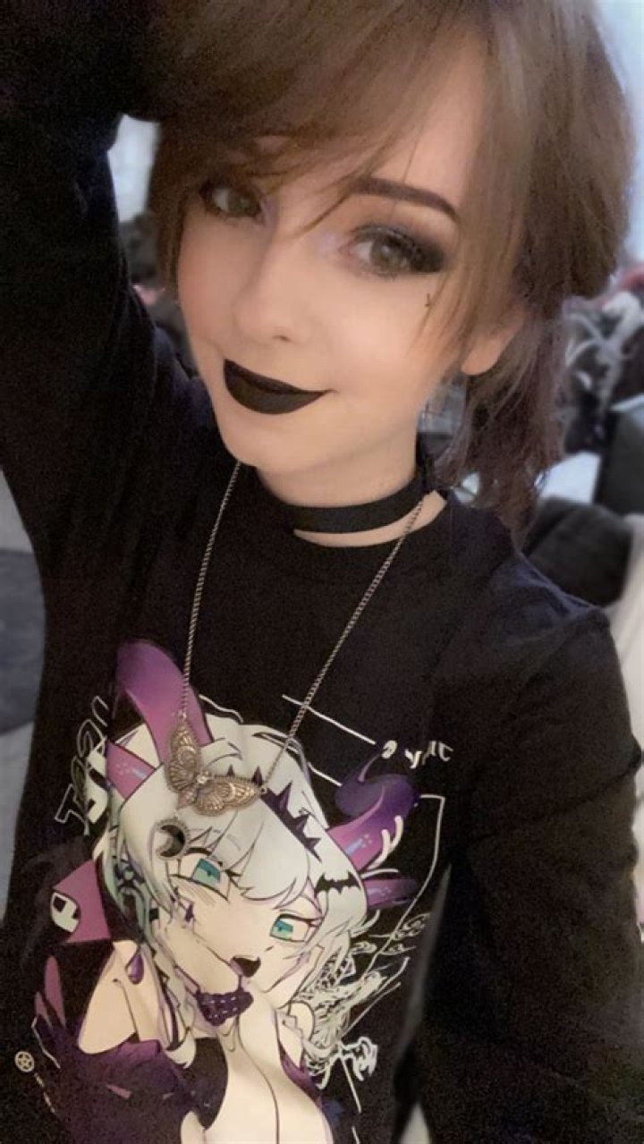 Froot posts herself in her merch r/VShojo