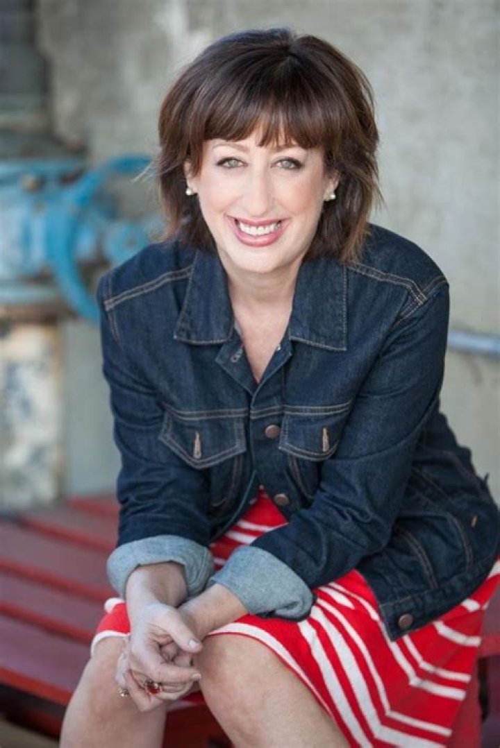 FUNNY LADY! The Hilarious BETH HALL Brings On The Laughs On 'MOM