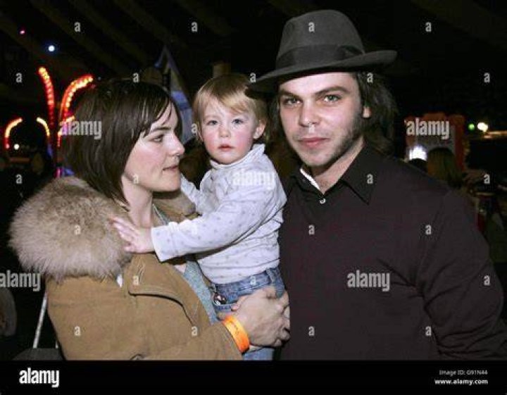 Gaz Coombes family, wife, children, parents, siblings ·