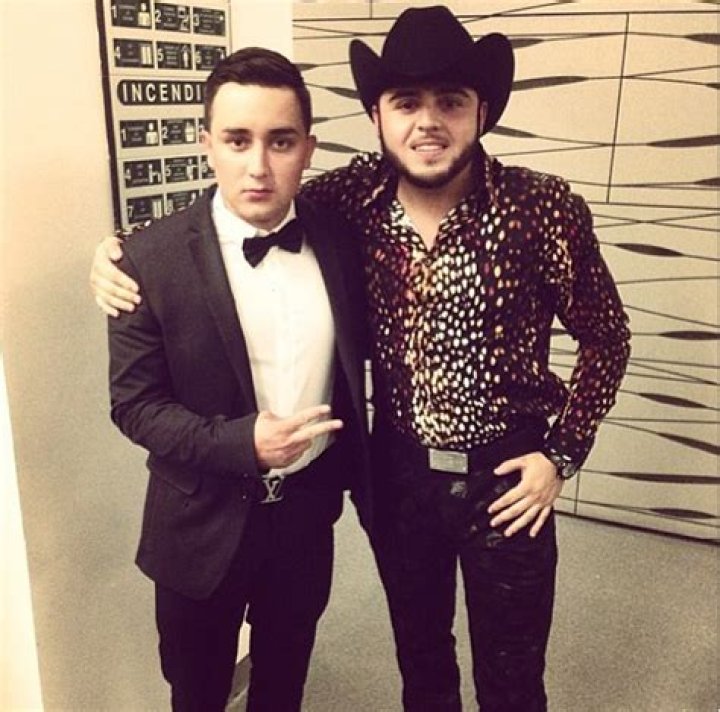 Gerardo Ortiz y su hermano, Óscar, sorprenden al cantar en dueto