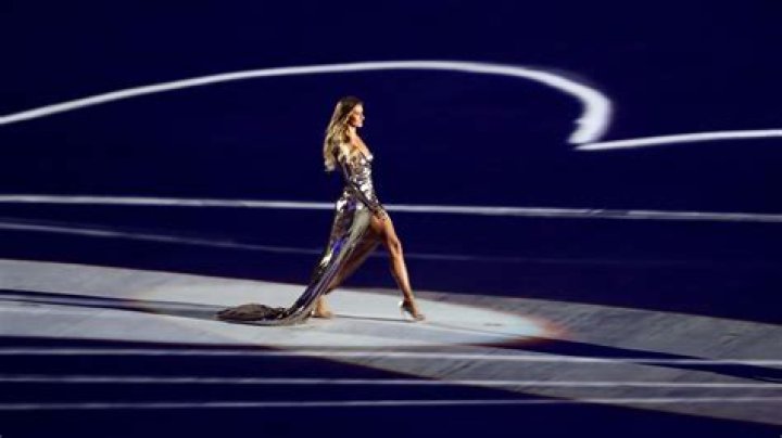 Gisele Bundchen takes a long, final public sashay to roars of Rio