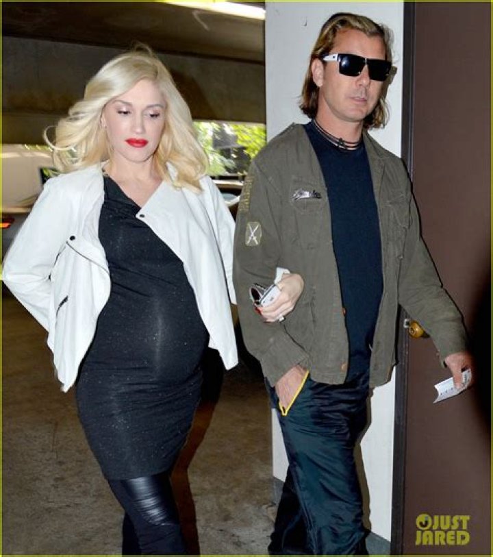 Gwen Stefani Baby Bump PHOTOS; Pregnant Singer Flaunts Stomach in Baggy
