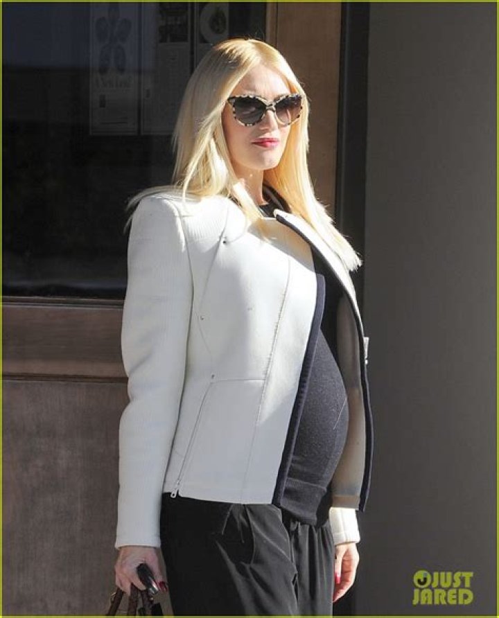 Gwen Stefani Reveals baby bump Mirror Online