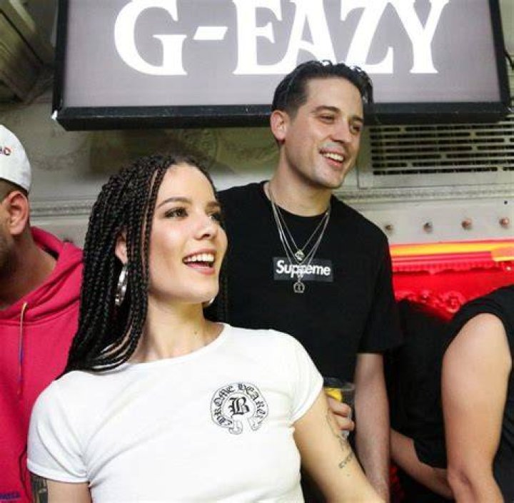 Halsey And GEazy Rang In The New Year With An Epic Smooch Onstage