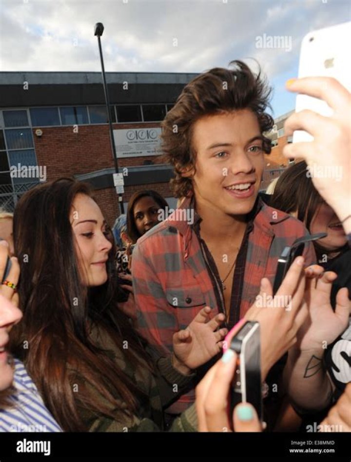 Harry Styles with the cutest kids Harry styles baby, Harry styles