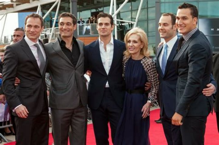 Henry cavil with Mother and brothers Superman henry cavill, Henry