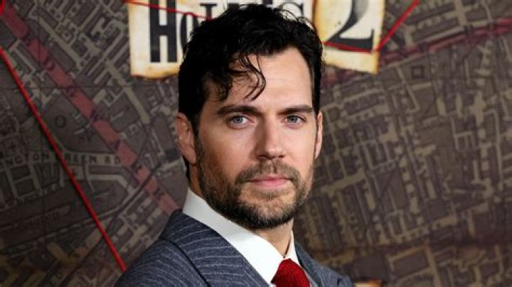 Henry Cavill Age, Net Worth, Girlfriend, Family & Biography