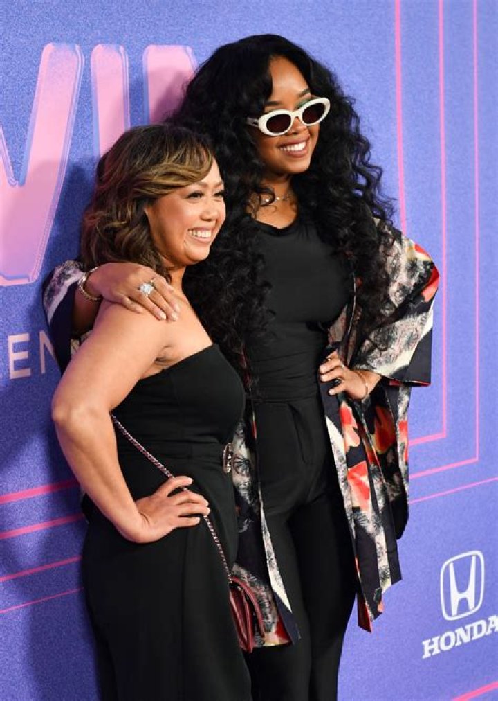H.e.r Singer Parents Who Is H E R Gabriella Wilson The Singer With 5