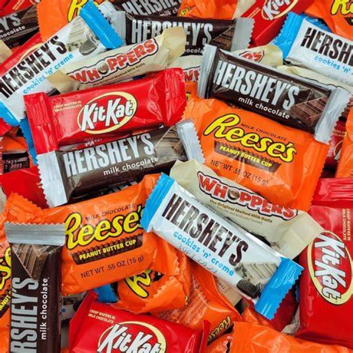 Hershey's Cookies 'n' Creme Candy Bar Shop Snacks & Candy at HEB