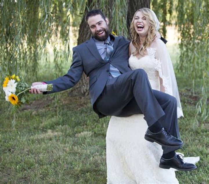 Hilarious wedding photo bride groom pose. Angelique Boyer y Sebastian