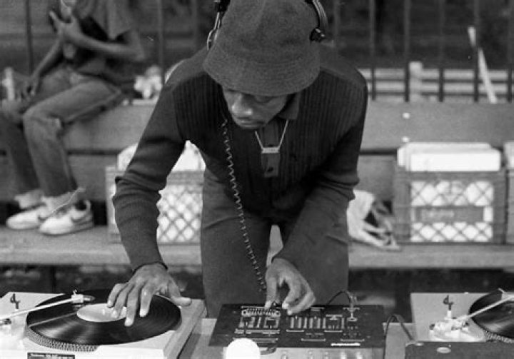 Hip hop trio/Released in 1973 The sugarhill gang, One hit wonder, Hip hop