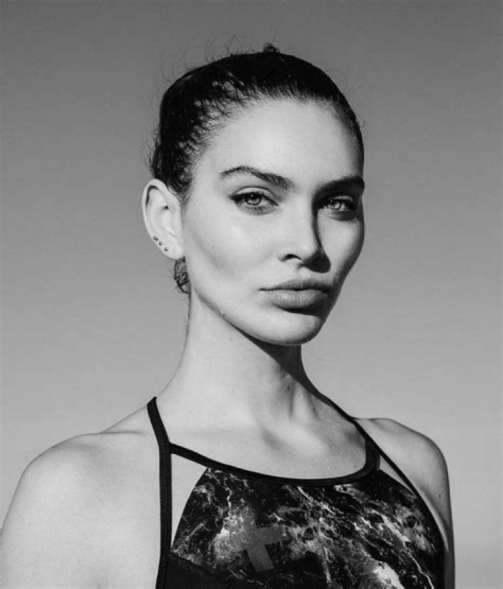Holly Thomas, Model Superbe Connecting fashion talents