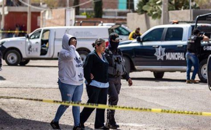 Hombre mata a su esposa frente a su hijo; ten&iacute;a celos de su popularidad