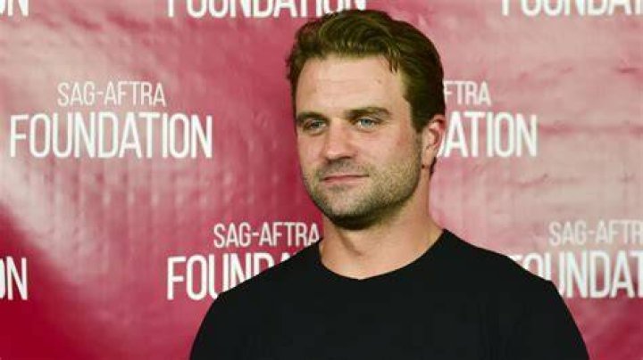 How Does Milo Gibson's Net Worth Compare?, Va-divorced