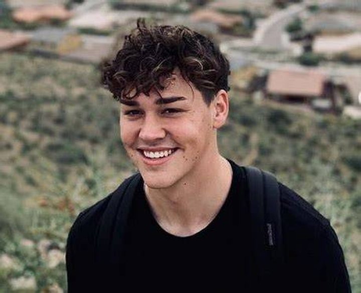 How old is Noah Beck? Age, Height, Net Worth, Girlfriend, Parents
