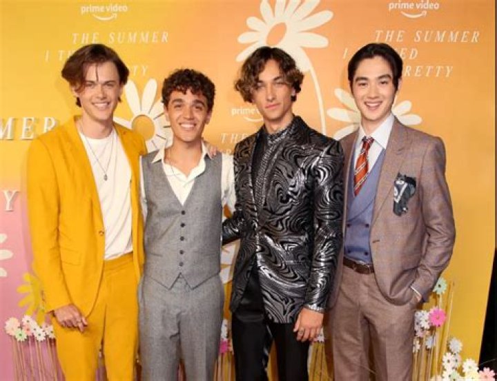 How Tall Is Christopher Briney JouryAllisa
