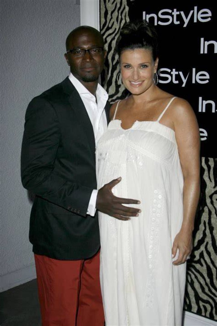 Idina singing with her son Walker in her arms. So adorable! Black