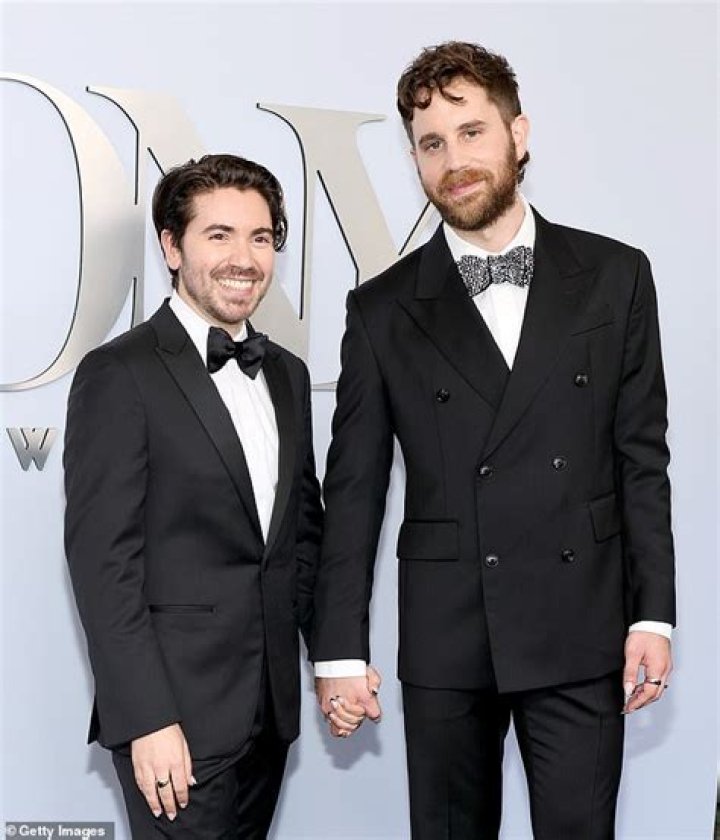 ¿Noah Galvin es transgénero? Su sexualidad