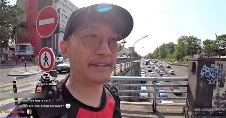IRL Twitch streamer harassed by restaurantgoers in Paris mario.ge