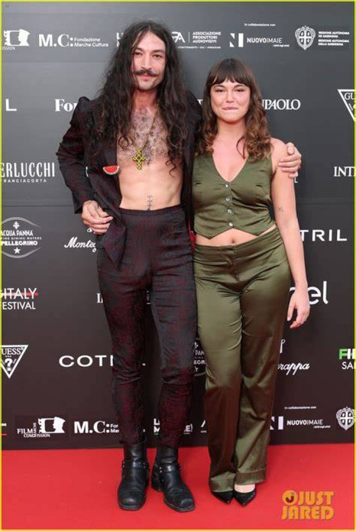 Is Ezra Miller Married? Wife, Girlfriend Name, Net Worth, Age, Height