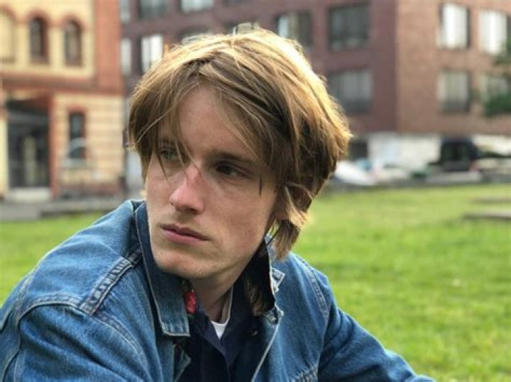 Is Louis Hofmann Dating a Girlfriend? His Relationship With Lisa Vicari
