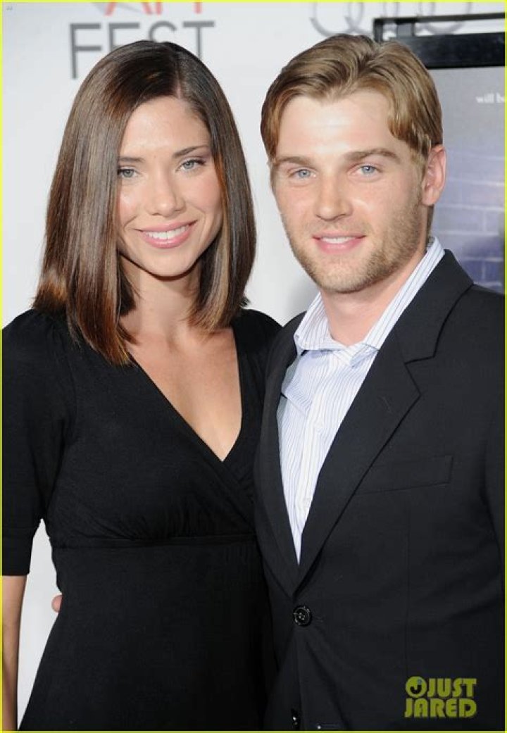 Is Mike Vogel Married? Meet the &lsquo;Sex/Life&rsquo; Actor&rsquo;s Wife & Family