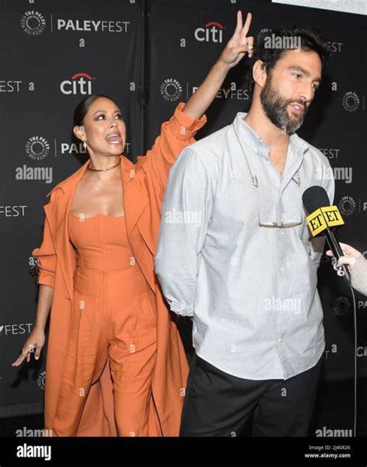 Is Noah Mills Married to Wife? Or is he dating a girlfriend?