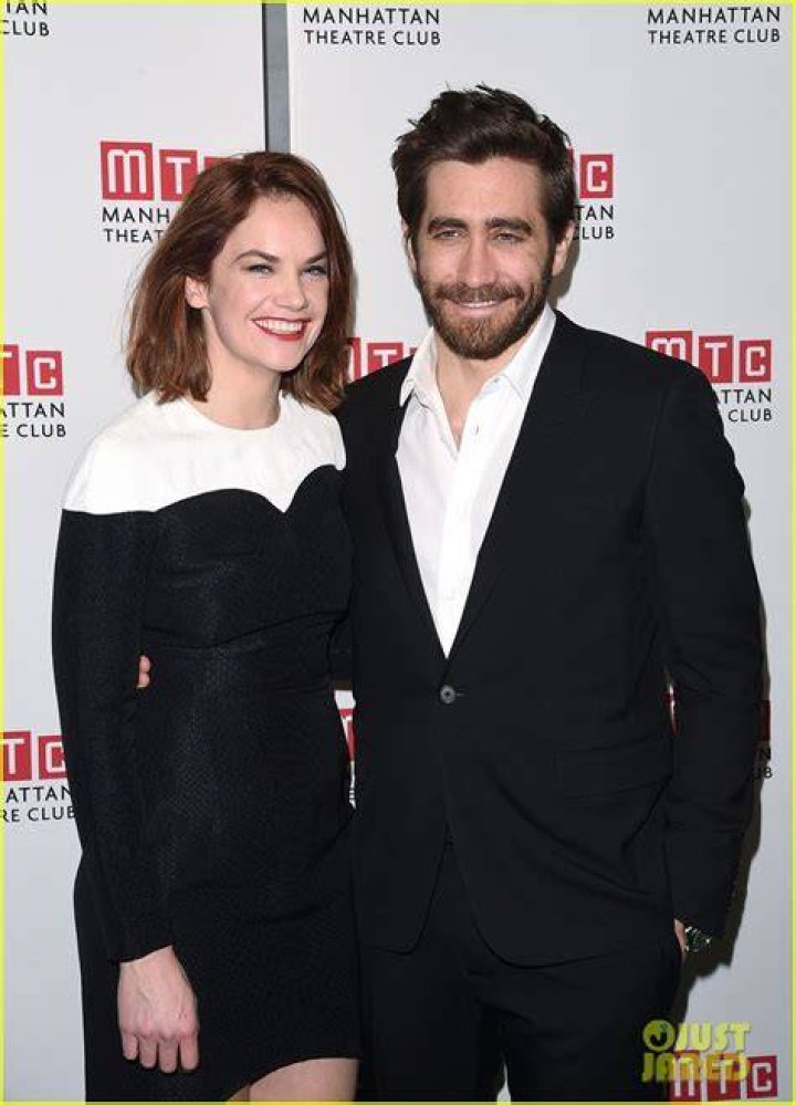 Jake Gyllenhaal and Ruth Wilson 'share a passionate kiss' despite being