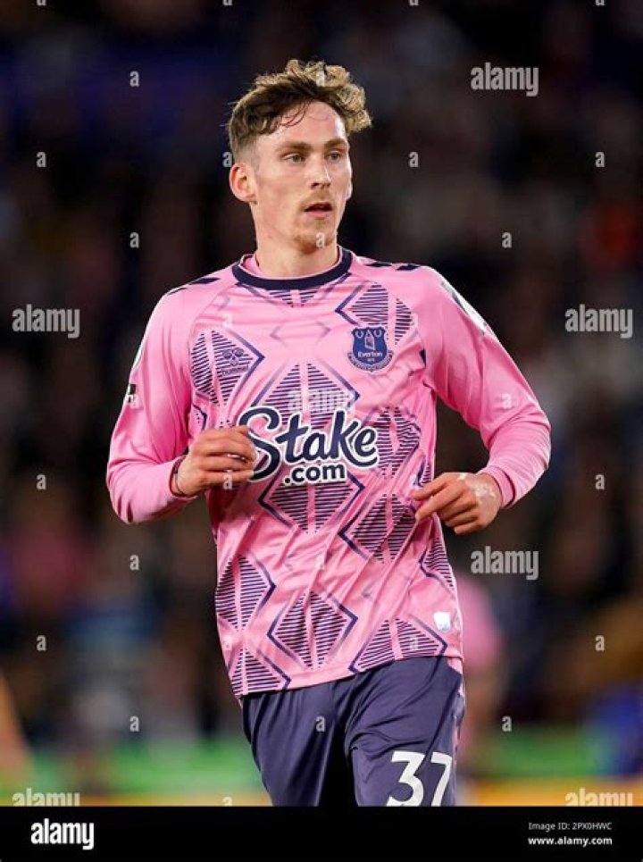 James Garner Everton set to win race for Manchester United midfielder