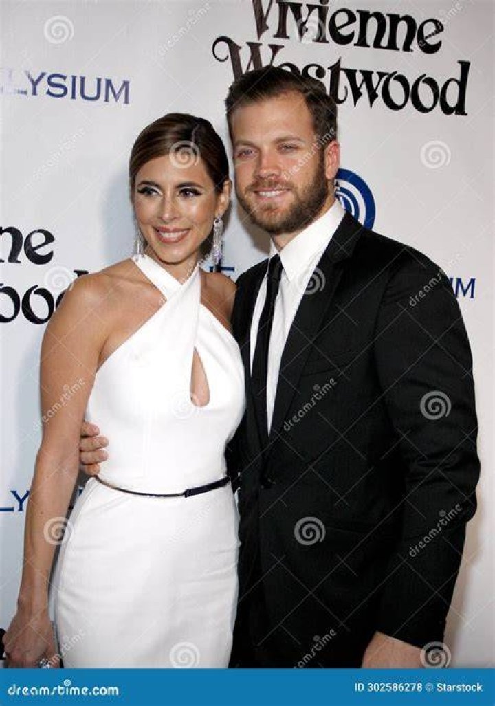 JamieLynn Sigler and fianc&eacute; Cutter Dykstra pose with baby son Beau in