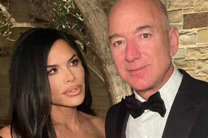 Jeff Bezos Reportedly Engaged To Girlfriend Lauren Sanchez