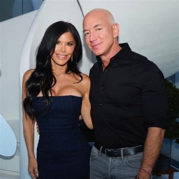 Jeff Bezos&rsquo; Girlfriend Lauren Sanchez Is Gilded in Gold Heels for LOTR