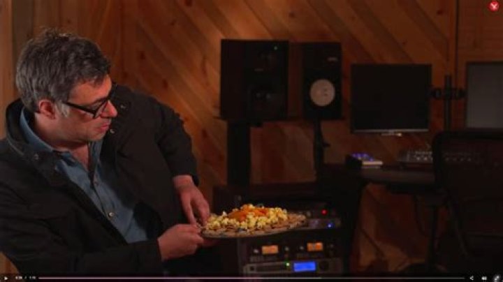 Jemaine Clement steals from The Rock during Moana interview