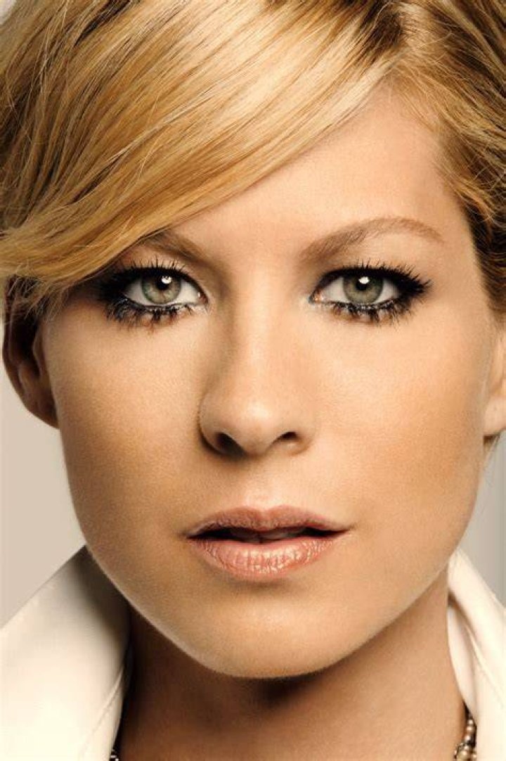 Jenna Elfman headshot