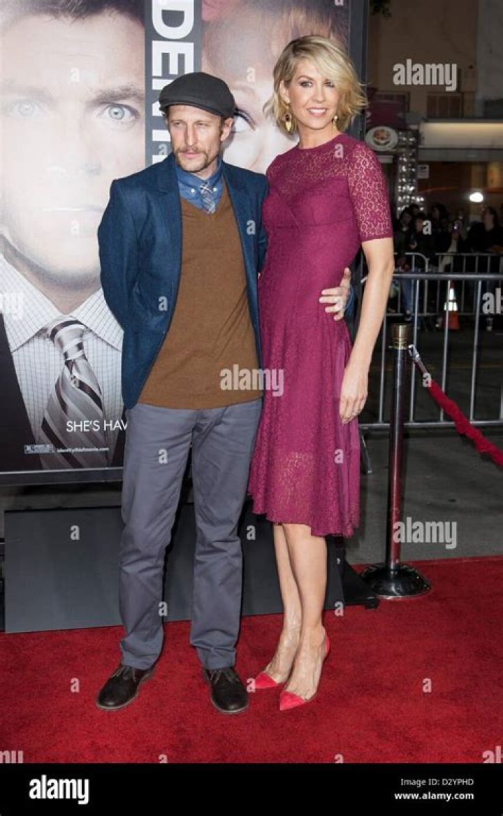 Jenna Elfman height