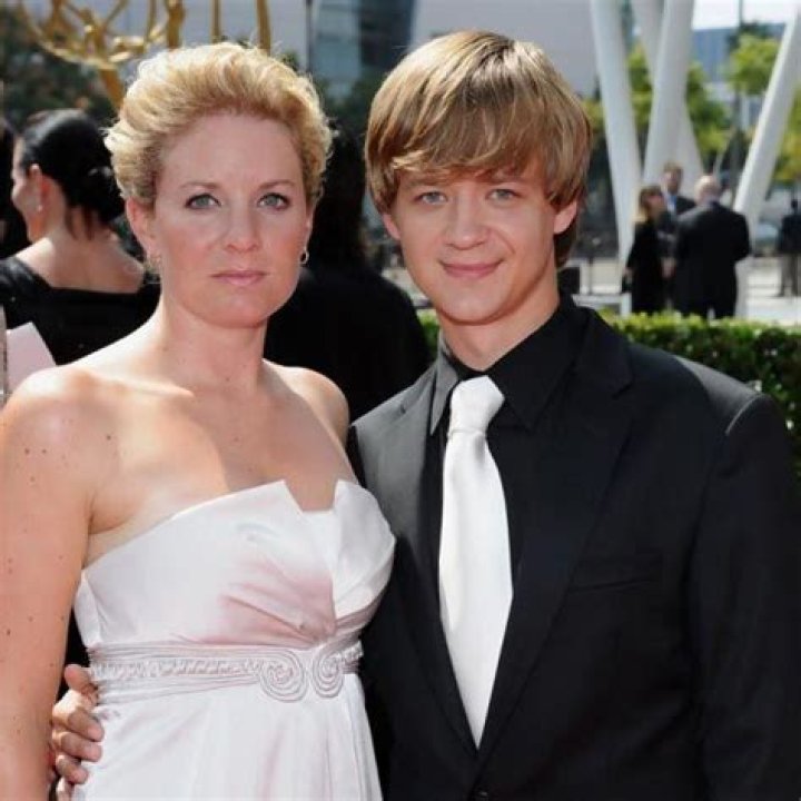 Jennifer Earles Photos, News, Relationships and Bio Jason earles