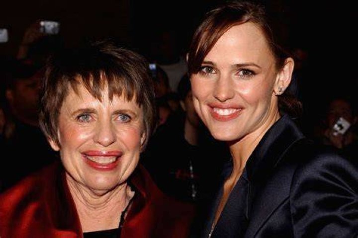 Jennifer Garner Celebrates Her Mom & Dad And Ben Affleck's Parents For